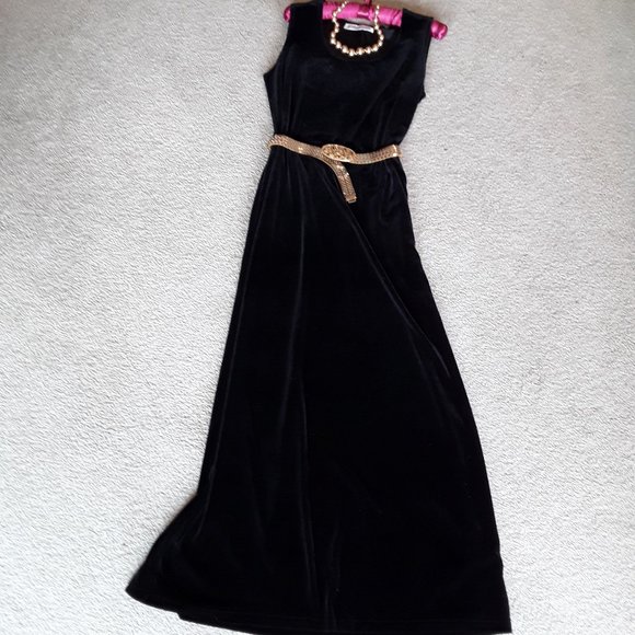 Dresses & Skirts - Black Velvet Maxi Dress